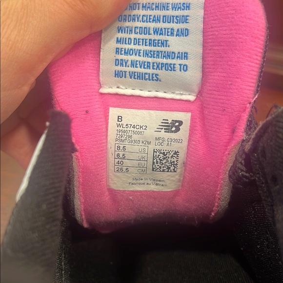 New Balance Black Sneakers with Blue and White Accents - Picture 4 of 4